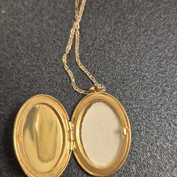 Elegant Gold Pendant Necklace - Picture 4 of 5